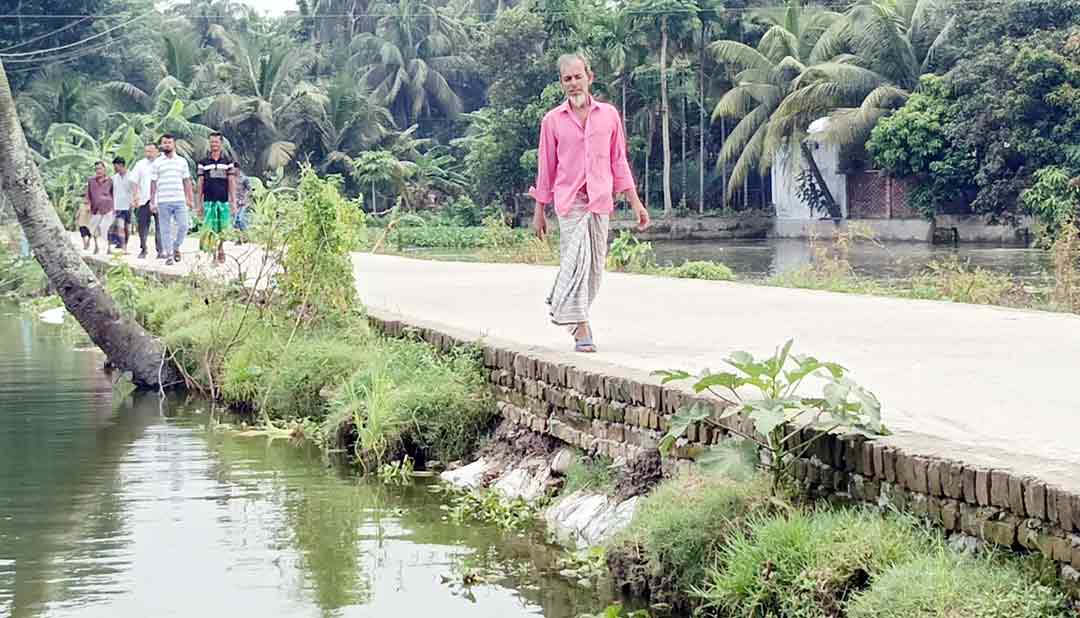 নির্মাণের এক মাসেই ঝুঁকিতে ২ কোটি টাকা ব্যায়ে নির্মিত  ফরিদগঞ্জের কেরোয়া-মিরপুর সড়ক