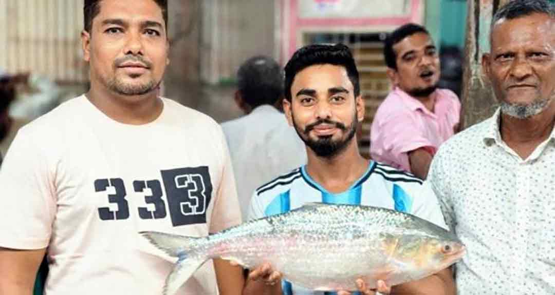 প্রায় ২৩ হাজার টাকায় বিক্রি হলো একটি ইলিশ