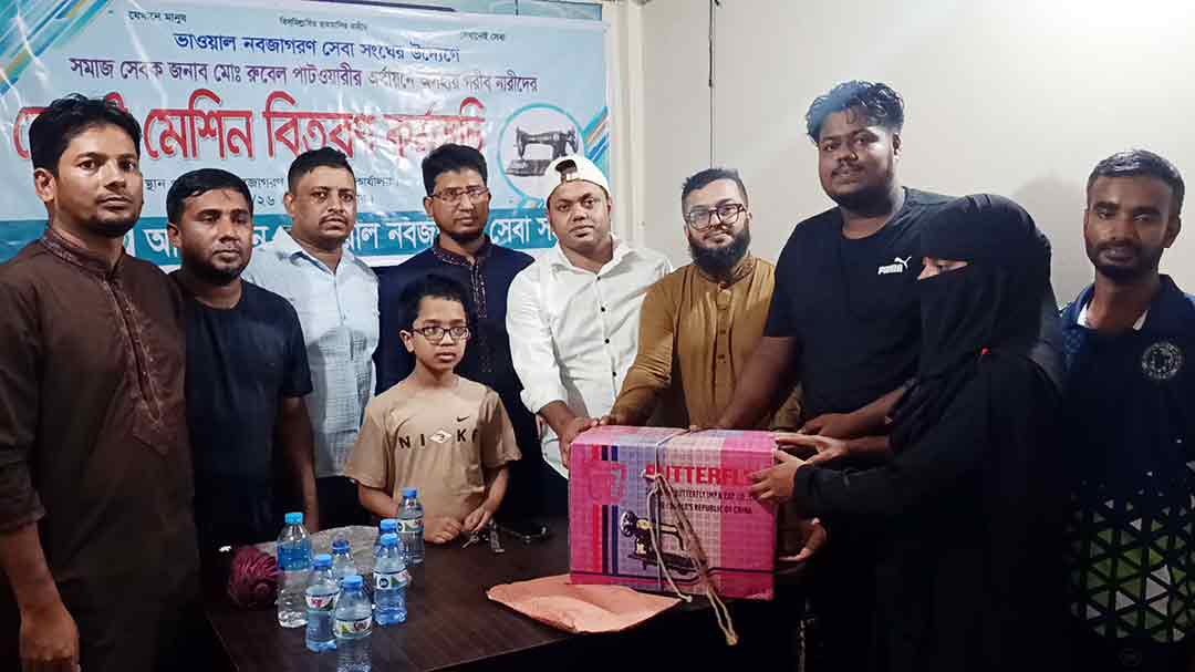 ফরিদগঞ্জে ১৫ নারীর হাতে সেলাই মেশিন তুলে দিল সেবাসংঘ
