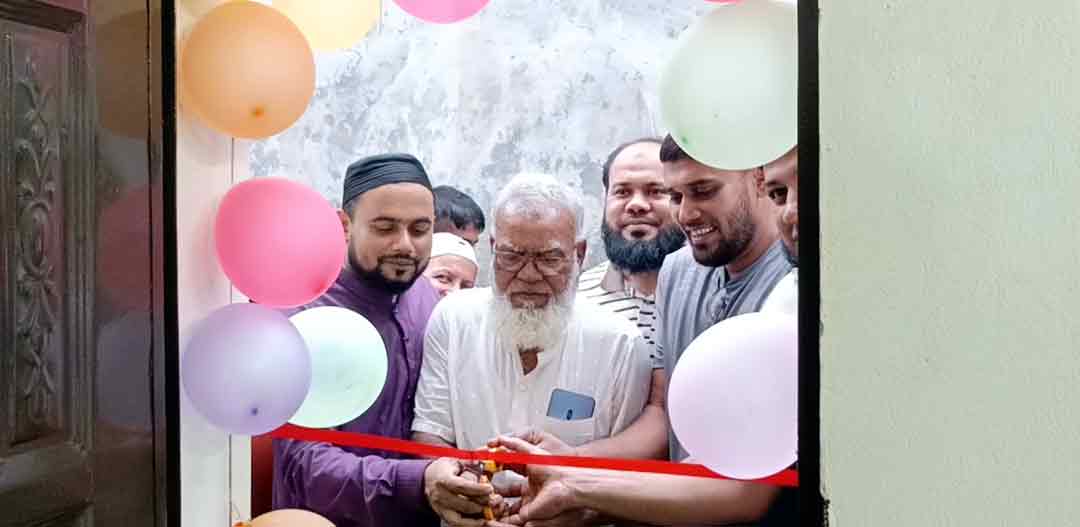 ফরিদগঞ্জে তিন বন্ধুর আধুনিক লন্ড্রি সেবার যাত্রা শুরু