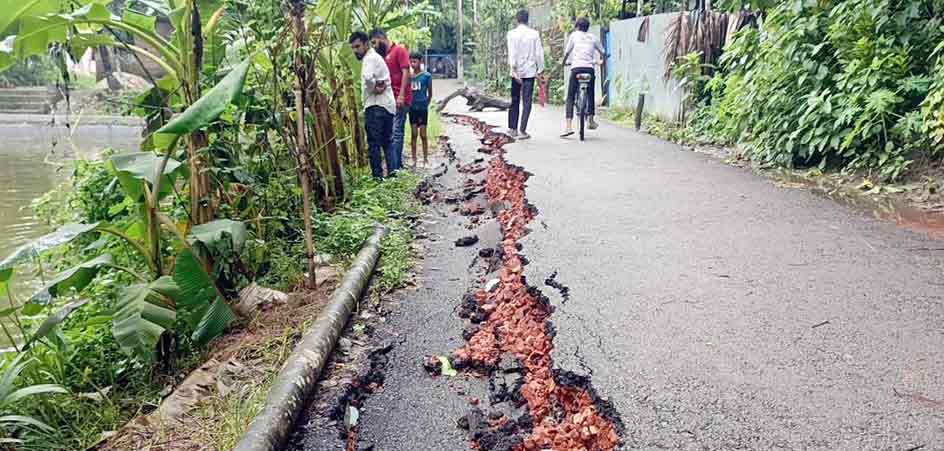 কয়েক মাসেই ফরিদগঞ্জে ৭১ লাখ টাকায় নির্মিত সড়কে ধস : ঠিকাদারের বিরুদ্ধে অনিয়মের অভিযোগ