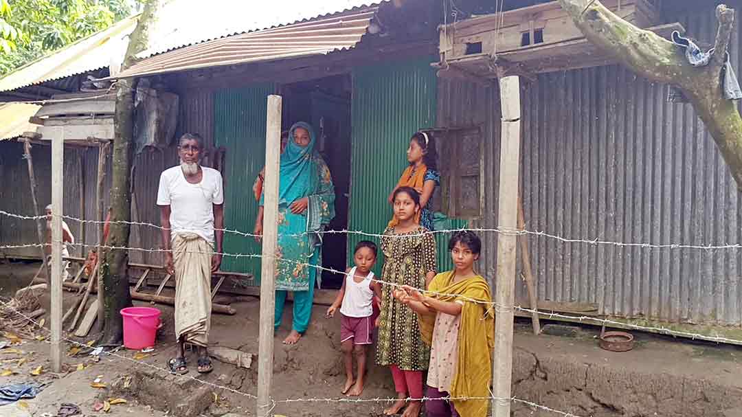 ফরিদগঞ্জে জমি বিরোধে কাঁটাতারে ঘেরা বসতবাড়ি, অবরুদ্ধের অভিযোগ