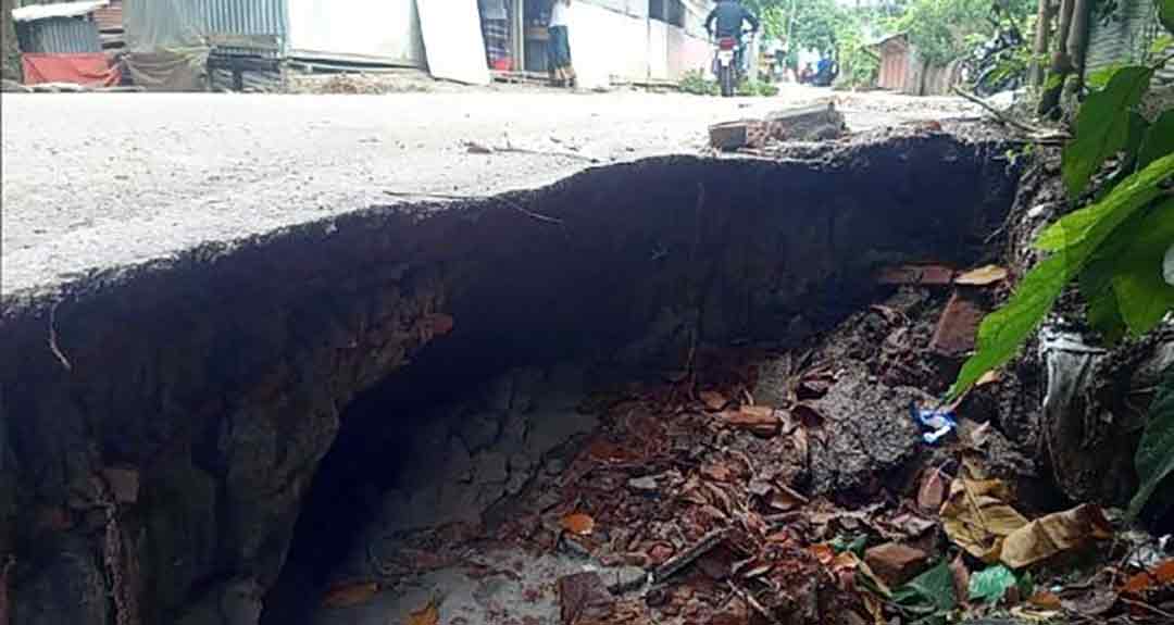 হাইমচরের প্রধান সড়কে সুড়ঙ্গ, বাড়ছে দুর্ঘটনার শঙ্কা