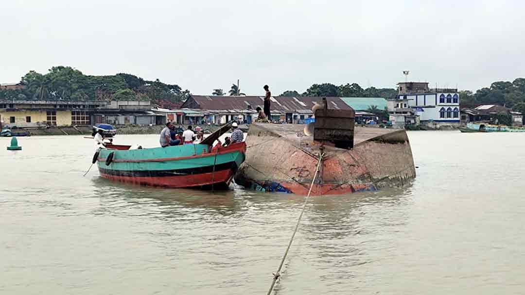মেঘনার ঘূর্ণিস্রোতে ডুবল ধান-চালবোঝাই কার্গো