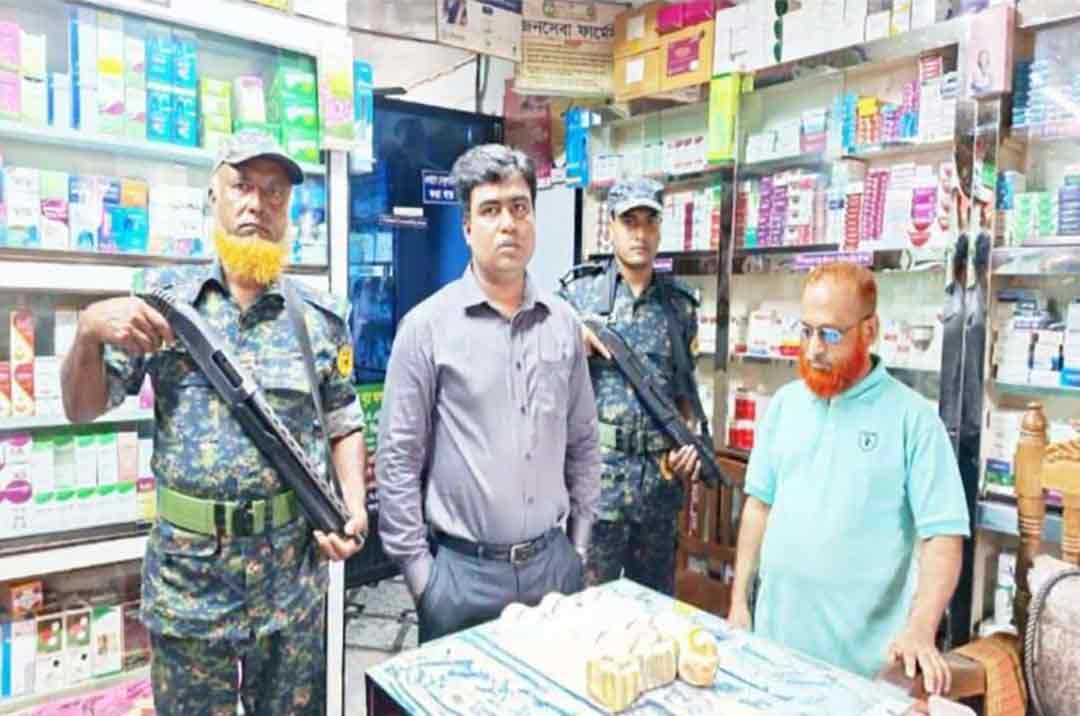 হাজীগঞ্জে ভোক্তা অধিকার অভিযানে তিন প্রতিষ্ঠানের ২০ হাজার টাকা জরিমানা