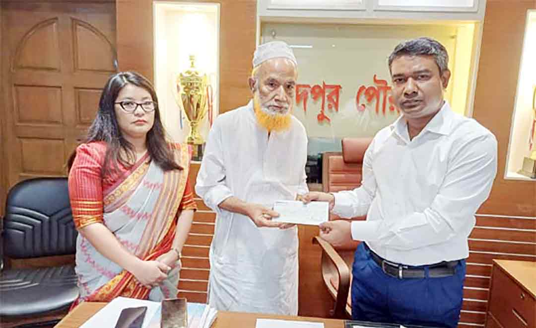 দীর্ঘ অপেক্ষার অবসান, প্রভিডেন্ট ফান্ডের চেক বিতরণ
