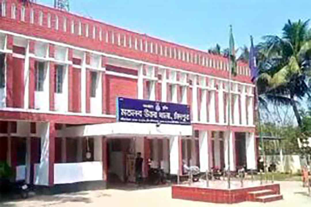 মতলব উত্তরে রাস্তার পাশে মিলল যুবকের রক্তাক্ত মরদেহ