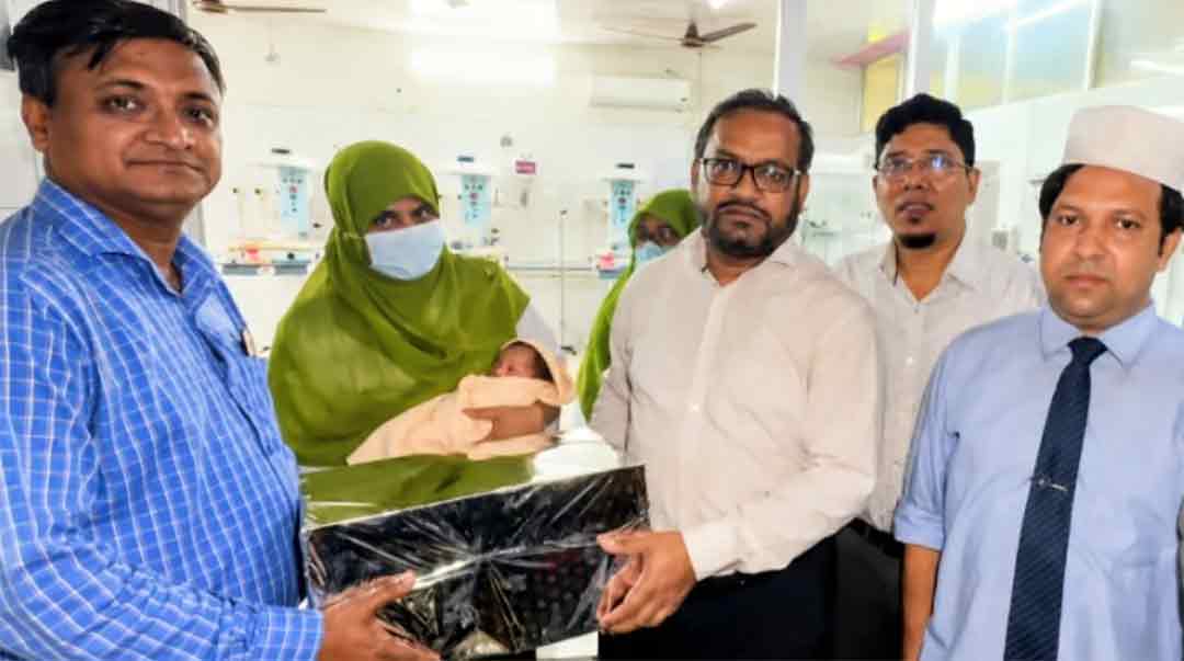 পিতৃপরিচয়হীন নবজাতকের চিকিৎসার দায়িত্ব নিলেন জেলা প্রশাসক