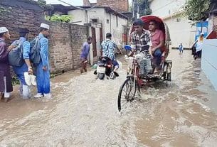 টানা তিন ঘণ্টার ভারী বৃষ্টিতে জলাবদ্ধতা, সাময়িক ভোগান্তিতে শহরবাসী