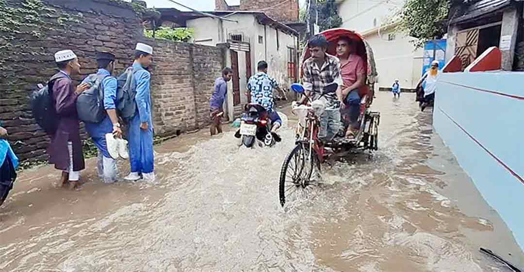 টানা তিন ঘণ্টার ভারী বৃষ্টিতে জলাবদ্ধতা, সাময়িক ভোগান্তিতে শহরবাসী