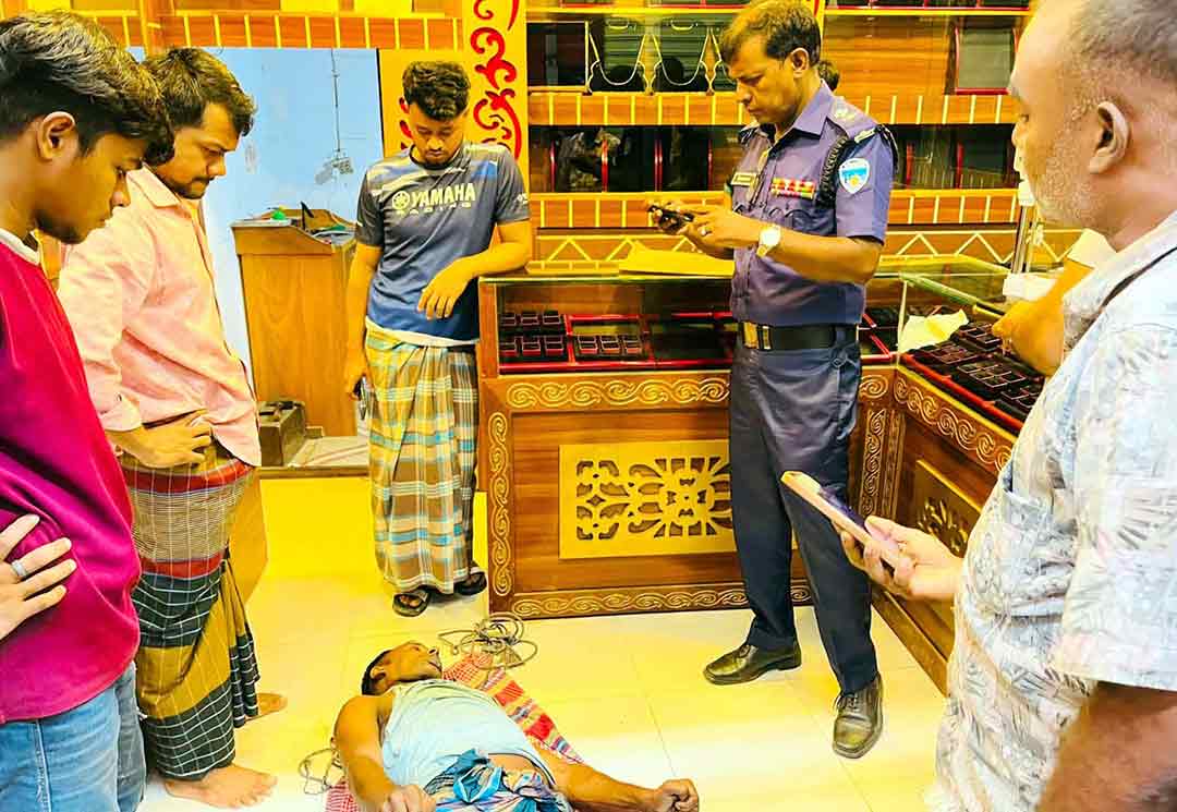 হাইমচরে স্বর্ণের দোকানকর্মীর ঝুলন্ত মরদেহ উদ্ধার