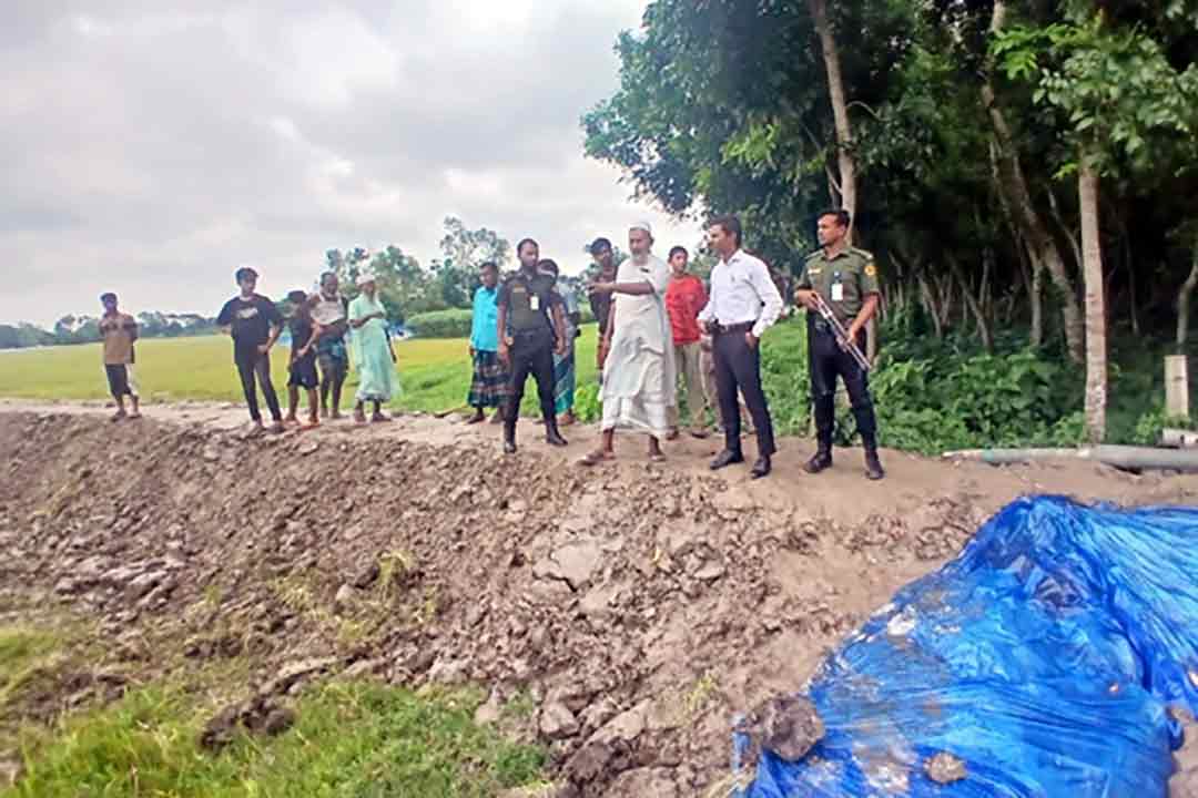 অনুমতি ছাড়া ড্রেজিং করায় মতলব উত্তরে দুইজনকে জরিমানা