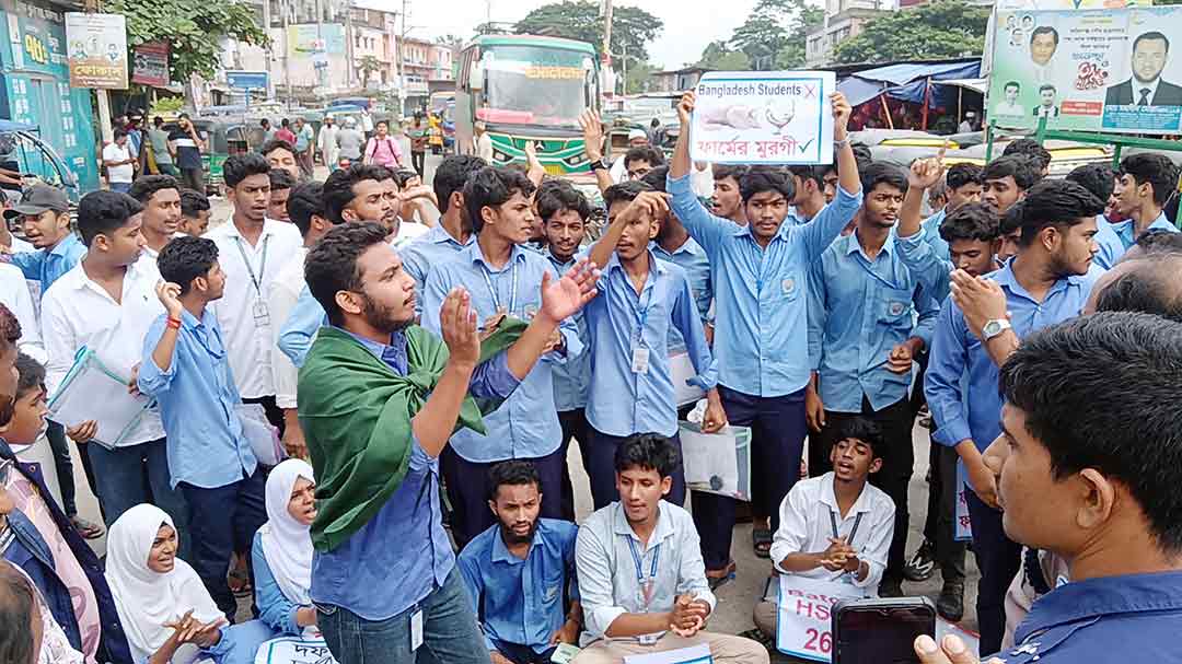 ফরিদগঞ্জে এইচএসসি পরীক্ষার্থীদের সড়ক অবরোধ, ৬ দফা দাবি