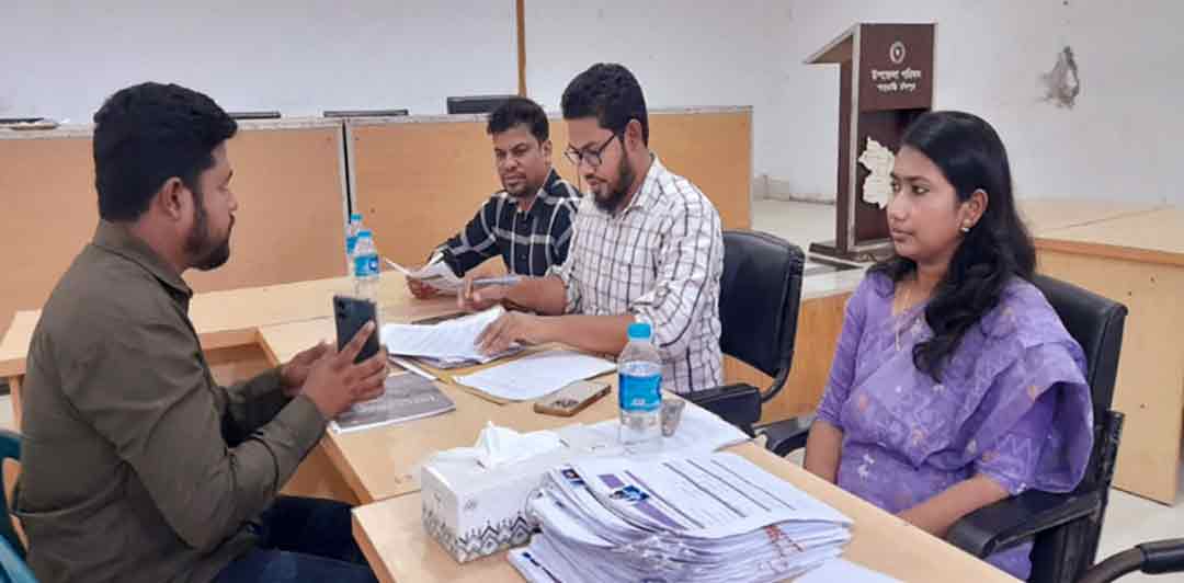 শাহরাস্তিতে ফ্যামিলি কার্ড প্রকল্পে ৯৭ পদে পরীক্ষায় অংশ নিলেন ৪৮৬ প্রার্থী