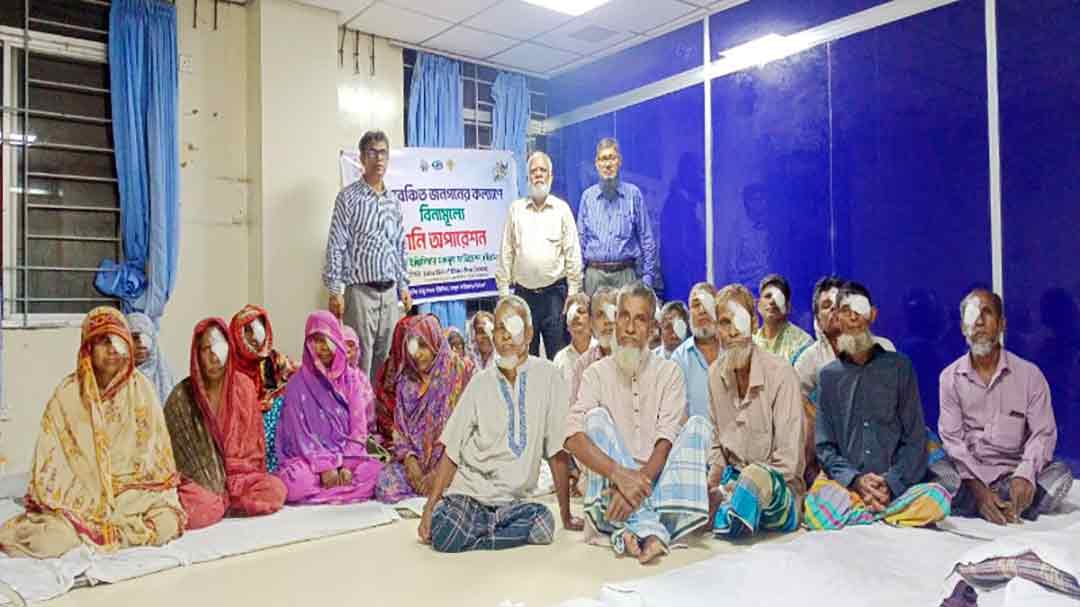 শাহরাস্তিতে ২২ অসচ্ছল রোগীর বিনামূল্যে ছানি অপারেশন