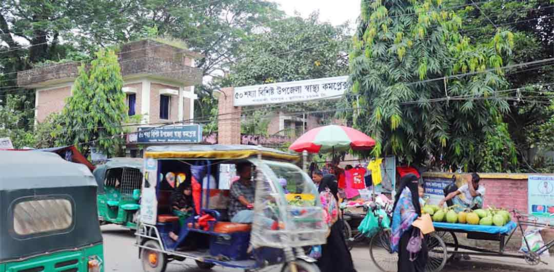 হাসপাতালের সামনে বাজার ও নির্মাণসামগ্রী, ভোগান্তিতে রোগীরা