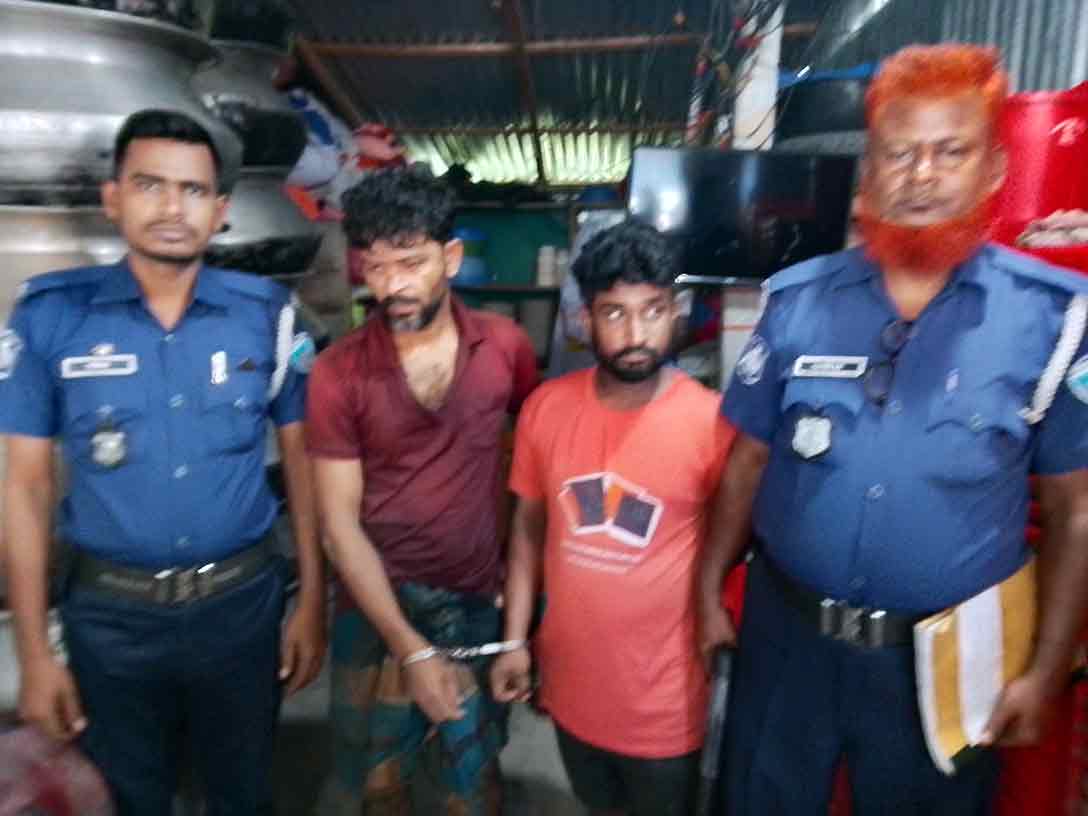 মতলব উত্তরে ইয়াবাসহ দুইজনকে আটক করে থানায় দিল জনতা