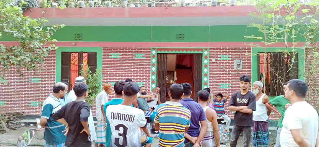 উঘারিয়ায় দিনের বেলায় ঘরের তালা ভেঙে কোটি টাকার মালামাল চুরি