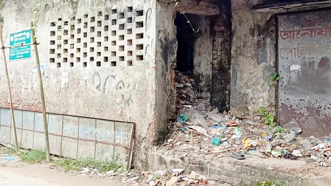 নয়ারহাট বাজারে ময়লার স্তূপ, স্বাস্থ্যঝুঁকিতে ৩ প্রতিষ্ঠানের শিক্ষার্থী