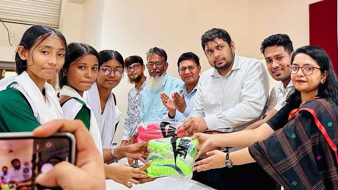 মতলব দক্ষিণে ৮৩২ শিক্ষার্থীর হাতে ফুটবল বুট