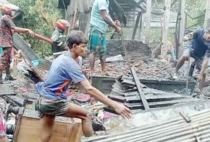 মতলবের নওগাঁয় আগুনে দুই ভাইয়ের ঘর পুড়ে ছাই