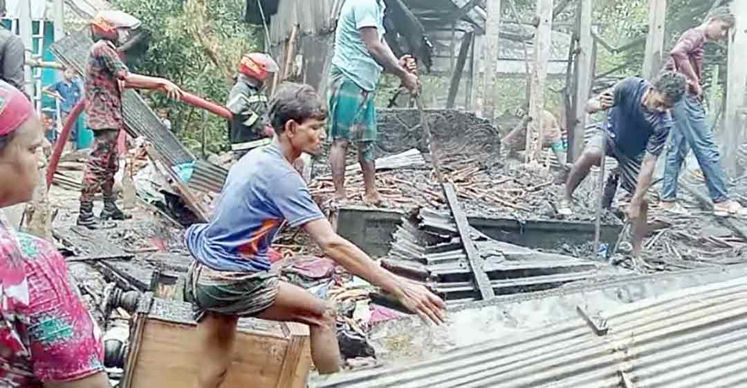 মতলবের নওগাঁয় আগুনে দুই ভাইয়ের ঘর পুড়ে ছাই