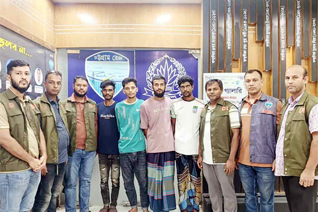 কম দামে ইলিশের বিজ্ঞাপনে প্রতারণা, নড়াইলে আরও ৪ জন গ্রেপ্তার